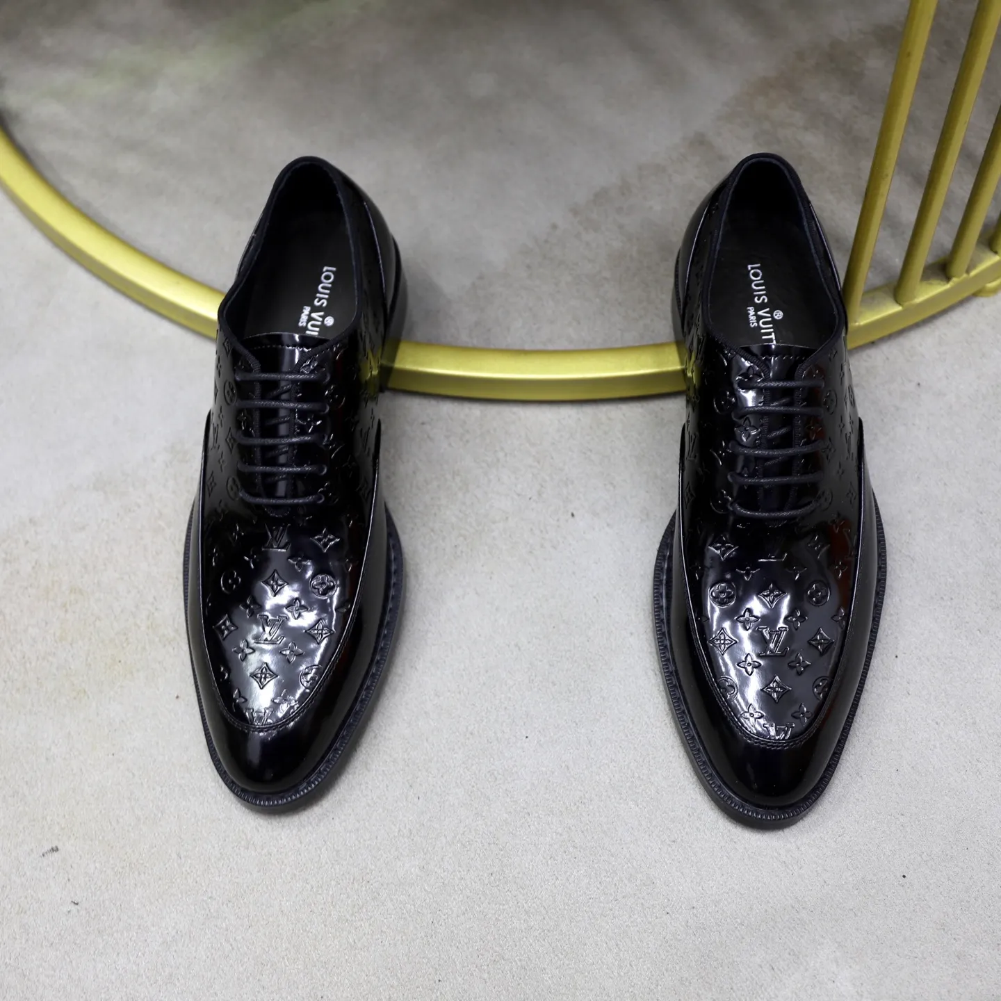 Men's shoes: 280🙅‍♂️🙅‍♂️🙅‍♂️Niuli Brand: LV Louis Vuitton Size: 39-44 (38, 45, 46 can be customized) Level: Counter classic Material: Original soft cowhide upper Comfortable cowhide lining Original lightweight outsole Style category: Formal business casual driving leather shoes Color: Color of the actual picture